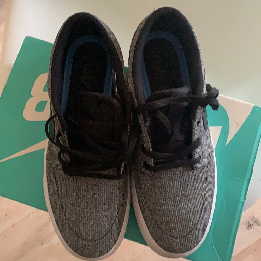 Gray and black Nike sb